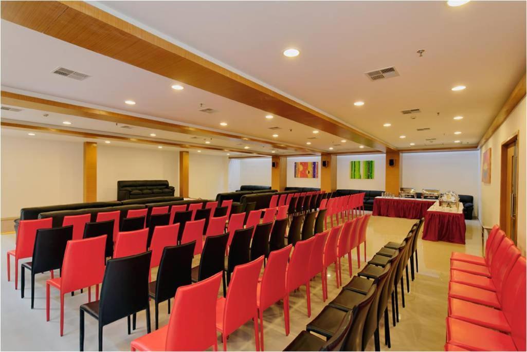 Hi 5 Hotel & Experience Нашик Екстериор снимка